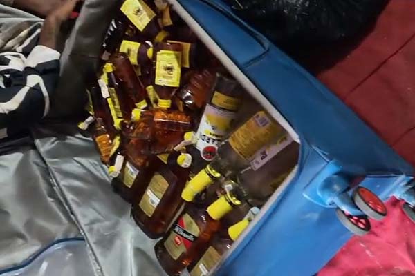 ट्राली बैग में कपड़ों की जगह भरी मिली शराब की बोतलें, दो आरोपी गिरफ्तार 1 03 11