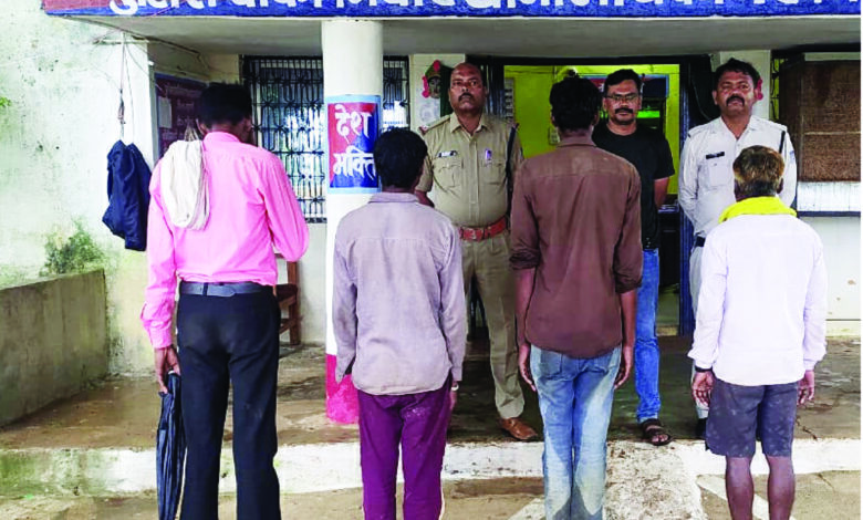अवैध शराब बिक्री के खिलाफ पुलिस एक्टिव, 14 आरोपी गिरफ्त में, 50 लीटर कच्ची एवं 44 पाव देशी शराब जप्त 1 04 5