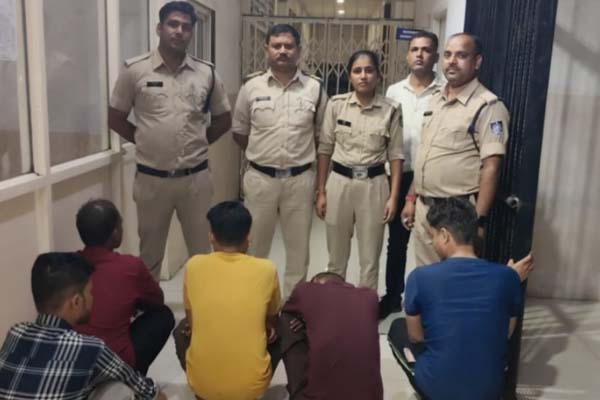 पुलिस की कांबिंग गश्त, 223 वारंट तामील; 22 शराब तस्कर और 5 चाकूबाज गिरफ्तार 1 05 10
