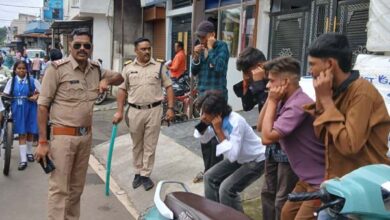 रांझी में पुलिस ने स्कूल की छुट्टी के समय मनचलों पर कसी नकेल,सबक सिखाने लगवाई उठक बैठक 1 05 2