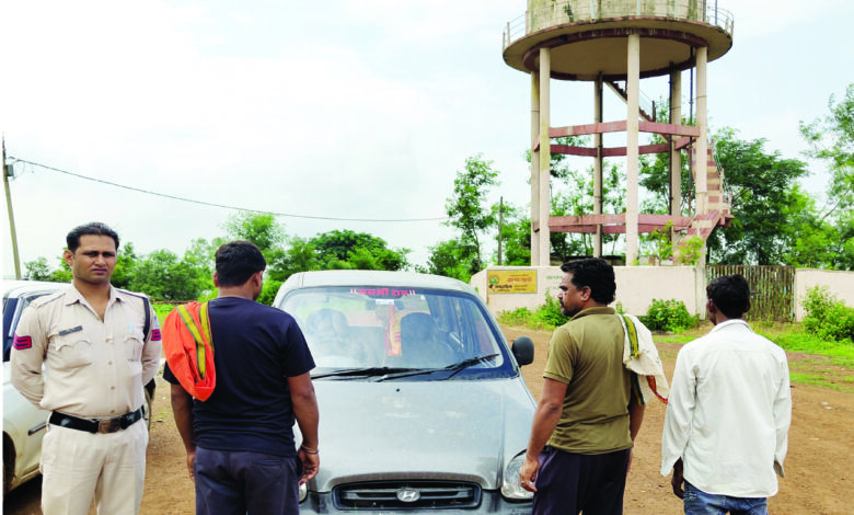 कार में बैठकर शराब का सेवना पड़ा भारी, निवार पुलिस ने सुराप्रेमियों को सिखाया सबक, तीन के खिलाफ कार्रवाई 1 05 4
