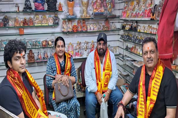 सिद्धिविनायक मंदिर में जबलपुर महापौर जगत बहादुर सिंह 'अन्नू' का आत्मीय सम्मान 1 05 8