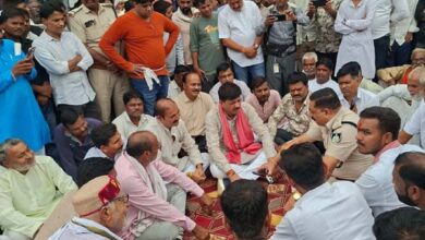 पाटन-जबलपुर सड़क की बदहाली पर फूटा जनता का आक्रोश, ठाकुर उदयभान सिंह के नेतृत्व में प्रदर्शन, देखे वीडियो.... 5 07 1