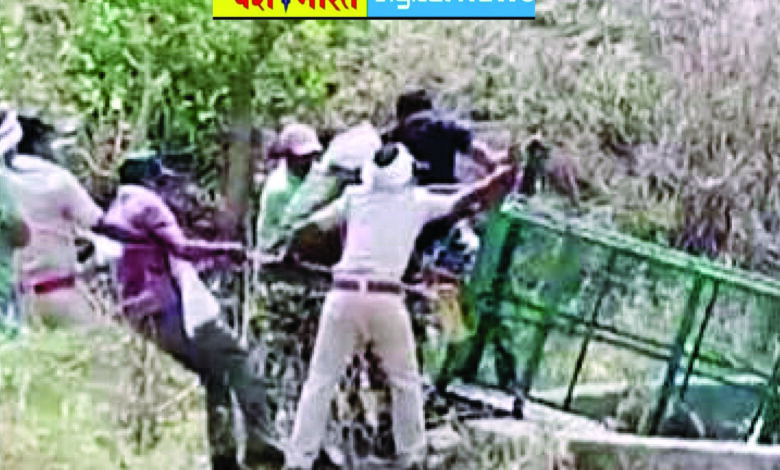 शिकार के चक्कर में गहरे कुएं में गिरा तेंदुआ, वन विभाग की टीम ने रात के अंधेर में किया रेस्क्यू, काफी मशक्कत के बाद सुरक्षित निकाला 1 10
