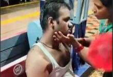 मालवा एक्सप्रेस में बिगड़ी युवक की तबीयत, यात्रियों ने दिखाई इंसानियत 3 Capture11