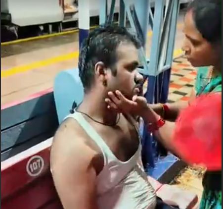 मालवा एक्सप्रेस में बिगड़ी युवक की तबीयत, यात्रियों ने दिखाई इंसानियत 1 Capture11