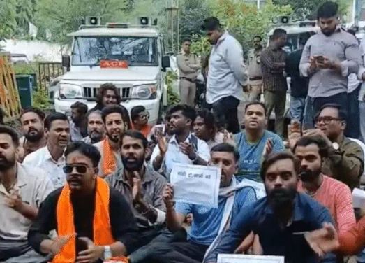नाबालिग के लापता होने पर थाने पहुंचे हिंदू संगठन, कार्रवाई की मांग को लेकर किया प्रदर्शन 1 Capture2233