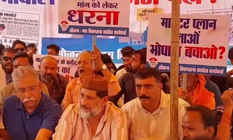 मास्टर प्लान की मांग को लेकर 10 नंबर मार्केट में धरने पर बैठे आरिफ मसूद पुराने प्लान से प्रभावित हो रहा भोपाल का विकास, सरकार को आंदोलन तेज करने की चेतावनी 1 IMG 20260805 WA0009