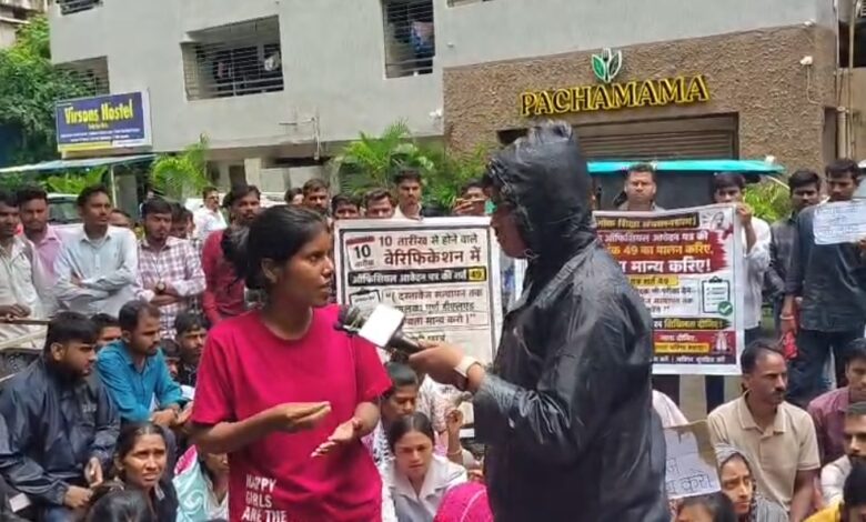 प्राथमिक शिक्षक भर्ती में पात्रता नियमों को लेकर बवाल, अभ्यर्थी आज DPI के सामने धरना जारी अंतिम वर्ष के अभ्यर्थियों ने भर्ती प्रक्रिया के बीच नियम बदलने का लगाया आरोप, तीन दिन प्रदर्शन कर स्कूल शिक्षा विभाग से मांगा स्पष्टीकरण 1 IMG 20260810 WA0018 1