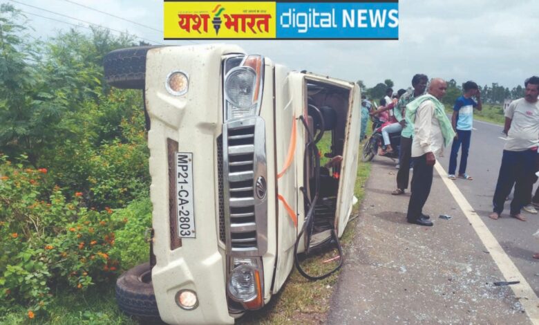 नेशनल हाईवे पर टायर ब्लास्ट होने से अनियंत्रित हुई कारए सड? किनारे पलटीए सात लोग सवारए सभी सुरक्षित 1 IMG 20260812 WA0033