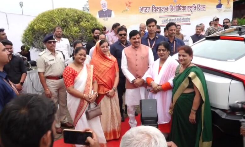 शौर्य स्मारक से मुख्यमंत्री ने दिया एकता और राष्ट्रभक्ति का संदेश डिजिटल लाइब्रेरी और विभाजन विभीषिका फोटो गैलरी का किया शुभारंभ, तिरंगा यात्रा को दिखाई हरी झंडी 1 IMG 20260814 WA0003 1