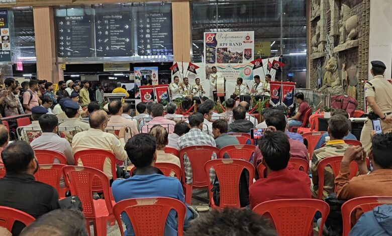 भोपाल रेलवे स्टेशन पर गूंजा देशभक्ति का संगीत आरपीएफ बैंड की प्रस्तुति ने यात्रियों में भरा राष्ट्रप्रेम का जोश, वंदे मातरम् की धुन पर झूमे लोग 1 IMG 20260814 WA0004