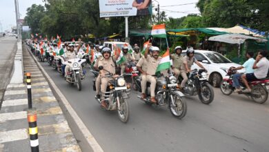 हाथों में तिरंगा, जुबां पर देशभक्ति... पुलिस की तिरंगा यात्रा ने जगाया जोश 2 IMG 20260814 WA0006 1