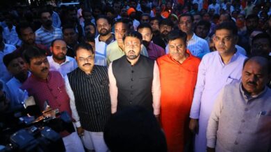 वन्दे मातरम् के अपमान के विरोध में भाजपा का कैंडल मार्च रेडक्रॉस चौराहे से कांग्रेस कार्यालय तक निकली यात्रा, कार्यकर्ताओं ने राष्ट्रगीत गाकर जताया विरोध 7 IMG 20260817 WA0003