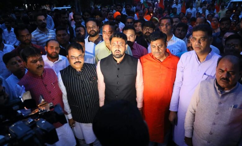 वन्दे मातरम् के अपमान के विरोध में भाजपा का कैंडल मार्च रेडक्रॉस चौराहे से कांग्रेस कार्यालय तक निकली यात्रा, कार्यकर्ताओं ने राष्ट्रगीत गाकर जताया विरोध 1 IMG 20260817 WA0003