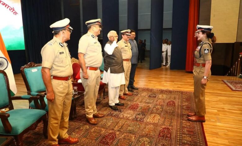 राष्ट्रपति के विशिष्ट सेवा पदक से सम्मानित आईपीएस कृष्णा वेणु देशावतु का राजभवन में अभिनंदन राज्यपाल मंगुभाई पटेल ने कर्तव्यनिष्ठा और जनसेवा के लिए दी बधाई, पदक विजेता अधिकारियों का भी हुआ सम्मान 1 IMG 20260817 WA0005