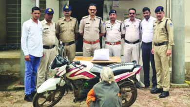 पुलिस के हत्थे चढ़ा गांजा तस्कर, बड़वारा पुलिस की दबिश, बाइक सहित धराया आरोपी, 1 किलो 800 ग्राम गांजा जप्त 7 IMG 20260820 WA0015