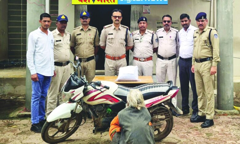 पुलिस के हत्थे चढ़ा गांजा तस्कर, बड़वारा पुलिस की दबिश, बाइक सहित धराया आरोपी, 1 किलो 800 ग्राम गांजा जप्त 1 IMG 20260820 WA0015