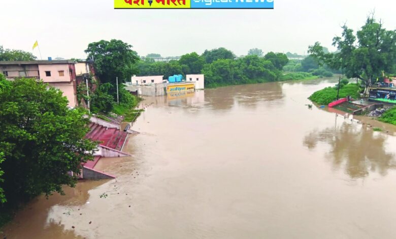 अनवरत बारिश से उफनाई कटनी नदी, कटाएघाट एनीकट में ऊपर से बह रहा पानी, मसुरहा और मोहन घाट में डूबी सीढिय़ां, बारिश नहीं रूकी तो आसपास की बस्तियों में बढ़ सकता खतरा 1 IMG 20260820 WA0017