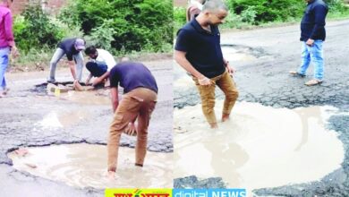 दो साल में उखड़ी सडक़, जानलेवा हुआ यातायात, युवाओं ने गड्ढों को भरकर आवागमन के लायक बनाया मार्ग 4 IMG 20260820 WA0019