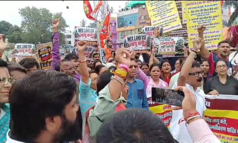 10 दिन में दुकानें खाली करने के नोटिस से व्यापारी नाराज 700 व्यापारियों ने विद्या सागर चौराहे से अवधपुरी तक निकाली रैली, नगर निगम की कार्रवाई का विरोध 1 IMG 20260822 WA0019