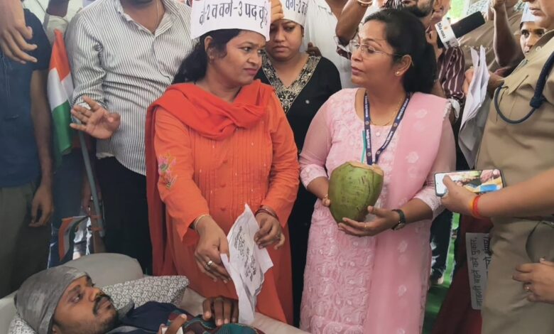 नारियल पानी लेकर पहुंचे अधिकारी, भूख हड़ताल पर बैठे अभ्यर्थी शिक्षक ने पीने से किया इनकार पदवृद्धि की मांग पर अड़े शिक्षक अभ्यर्थी, नीलम पार्क में जारी है अनिश्चितकालीन धरना 1 IMG 20260824 WA0000