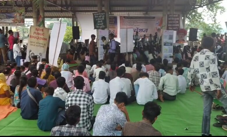 सरकारी स्कूलों के सिमटते दायरे पर नीलम पार्क में प्रदर्शन एक साल में देशभर के 4 791 स्कूल बंद, इनमें 2426 मध्यप्रदेश के शिक्षा व्यवस्था पर उठे सवाल 1 IMG 20260824 WA0002