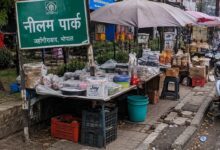 नीलम पार्क के फुटपाथ पर कब्जा, सड़क पर उतरने को मजबूर राहगीर दुकानों-ठेलों के कारण बिगड़ी यातायात व्यवस्था, नगर निगम से कार्रवाई की मांग 9 IMG 20260824 WA0005