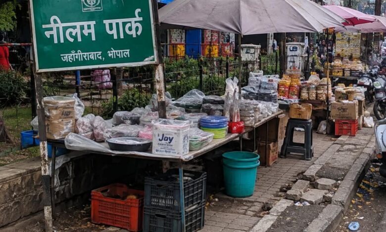 नीलम पार्क के फुटपाथ पर कब्जा, सड़क पर उतरने को मजबूर राहगीर दुकानों-ठेलों के कारण बिगड़ी यातायात व्यवस्था, नगर निगम से कार्रवाई की मांग 1 IMG 20260824 WA0005