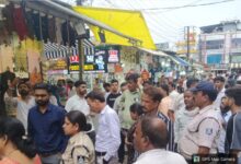 न्यू मार्केट में तीन घंटे चला अतिक्रमण विरोधी अभियान सड़क और सार्वजनिक स्थानों से हटाए हॉकर्स दुकानदारों के कब्जे, प्रशासन पुलिस की मौजूदगी में कार्रवाई 2 IMG 20260826 WA0001
