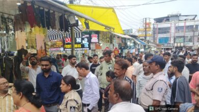 न्यू मार्केट में तीन घंटे चला अतिक्रमण विरोधी अभियान सड़क और सार्वजनिक स्थानों से हटाए हॉकर्स दुकानदारों के कब्जे, प्रशासन पुलिस की मौजूदगी में कार्रवाई 6 IMG 20260826 WA0001