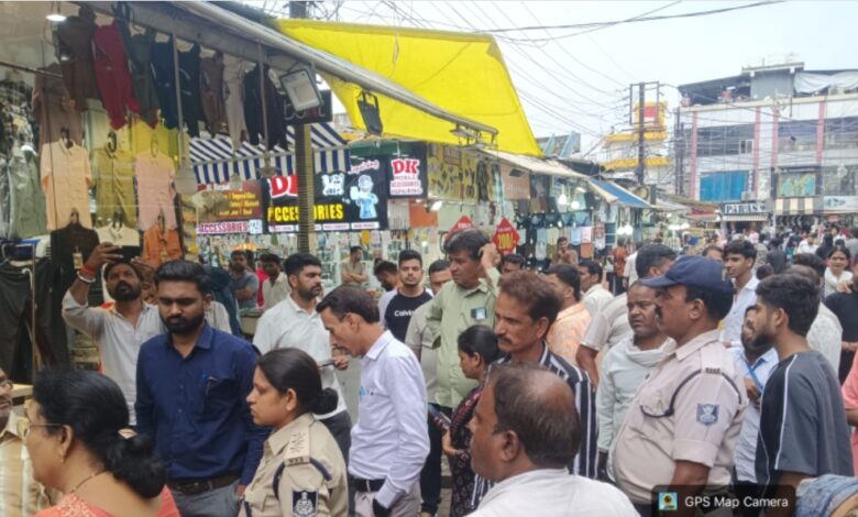 न्यू मार्केट में तीन घंटे चला अतिक्रमण विरोधी अभियान सड़क और सार्वजनिक स्थानों से हटाए हॉकर्स दुकानदारों के कब्जे, प्रशासन पुलिस की मौजूदगी में कार्रवाई 1 IMG 20260826 WA0001