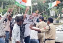 600 करोड़ की कथित वित्तीय गड़बड़ी पर युवा कांग्रेस का हंगामा वित्त मंत्री के बंगले के बाहर नोट उड़ाकर जताया विरोध, पुलिस ने कार्यकर्ताओं को हिरासत में लिया 2 IMG 20260826 WA0014