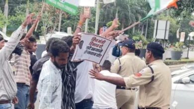 600 करोड़ की कथित वित्तीय गड़बड़ी पर युवा कांग्रेस का हंगामा वित्त मंत्री के बंगले के बाहर नोट उड़ाकर जताया विरोध, पुलिस ने कार्यकर्ताओं को हिरासत में लिया 4 IMG 20260826 WA0014