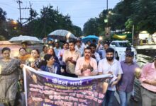 रहवासी क्षेत्र में दुकानों के विरोध में बरसते पानी में महिलाओं का पैदल मार्च शिवाजी नगर रहवासी संघ का कैंडल मार्च, बच्चों और महिलाओं की सुरक्षा को लेकर उठाई आवाज 2 IMG 20260827 WA0003