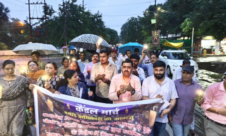 रहवासी क्षेत्र में दुकानों के विरोध में बरसते पानी में महिलाओं का पैदल मार्च शिवाजी नगर रहवासी संघ का कैंडल मार्च, बच्चों और महिलाओं की सुरक्षा को लेकर उठाई आवाज 1 IMG 20260827 WA0003