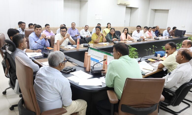 राजस्व प्रकरणों में देरी पर कलेक्टर सख्त, समय-सीमा में निराकरण के निर्देश नामांतरण बंटवारा और सीमांकन के लंबित मामलों पर नाराजगी, लोक सेवा गारंटी में देरी पर कार्रवाई की चेतावनी 1 IMG 20260827 WA0023