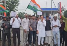 महंगाई और ई 20 पेट्रोल के विरोध में कांग्रेस का प्रदर्शन रक्षाबंधन की पूर्व संध्या पर भानपुर ब्लॉक में कार्यकर्ताओं ने की नारेबाजी, सरकार से राहत की मांग 2 IMG 20260827 WA0024