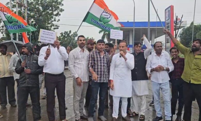 महंगाई और ई 20 पेट्रोल के विरोध में कांग्रेस का प्रदर्शन रक्षाबंधन की पूर्व संध्या पर भानपुर ब्लॉक में कार्यकर्ताओं ने की नारेबाजी, सरकार से राहत की मांग 1 IMG 20260827 WA0024