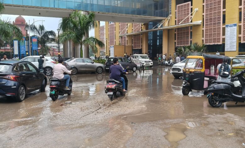 हमीदिया में जलभराव से मरीज परेशान, फिसलकर गिर रहे लोग बारिश में सड़कें बनीं मुसीबत, जल निकासी की व्यवस्था पर उठे सवाल भोपाल यश भारत। 1 IMG 20260829 WA0014