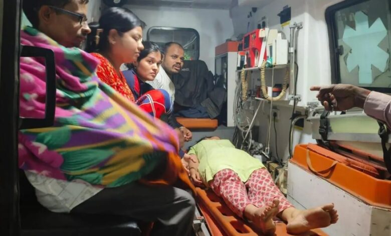 तीन दिन से भूख हड़ताल पर बैठी महिला अभ्यर्थी बेहोश नीलम पार्क में वर्ग 2 और 3 की पदवृद्धि को लेकर आंदोलन जारी, तबीयत बिगड़ने पर अस्पताल में कराया भर्ती 1 IMG 20260829 WA0021