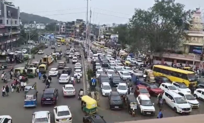 लालघाटी में दो घंटे तक भीषण जाम, चौराहे पर चारों तरफ फंसे वाहन स्कूल बस, एंबुलेंस और आम वाहन जाम में फंसे ट्रैफिक पुलिस की मौजूदगी पर उठे सवाल 1 IMG 20260831 WA00151