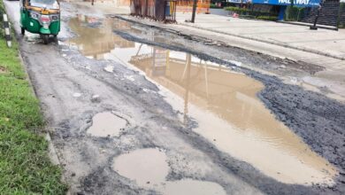 गड्ढों में डूबी अस्पताल के पीछे की सड़क, बारिश के पानी ने बढ़ाया हादसों का खतरा 7 IMG 20260831 WA0033