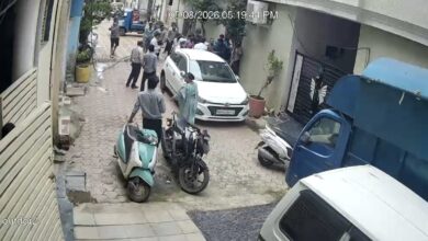 मीटर लगाने पहुंचे बिजली कर्मचारी और मकान मालिक से मारपीट, वीडियो आया सामने.. देखें वीडियो 4 IMG 20260805 205750