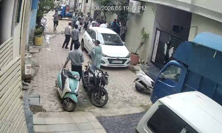 मीटर लगाने पहुंचे बिजली कर्मचारी और मकान मालिक से मारपीट, वीडियो आया सामने.. देखें वीडियो 1 IMG 20260805 205750