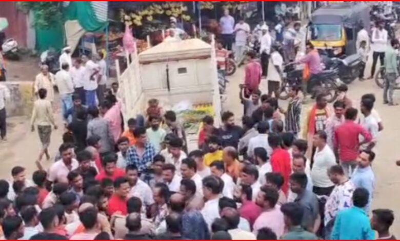 पलारी में युवक की मौत के बाद चक्काजाम : परिजनों ने लगाया मारपीट के बाद प्रताड़ना का आरोप, पुलिस जांच में जुटी... देखें पूरा वीडियो 1 InCollage 20260802 154543289