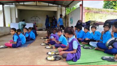 नौनिहालों की थाली में सिर्फ 'धोखा'? : मध्याह्न भोजन समूह नौनिहालों के निवाले पर डाका : मेन्यू के विपरीत भोजन परोसने का आरोप, वर्षों से जमे स्व-सहायता समूह कर रहे मनमानी 1 InCollage 20260802 192705571