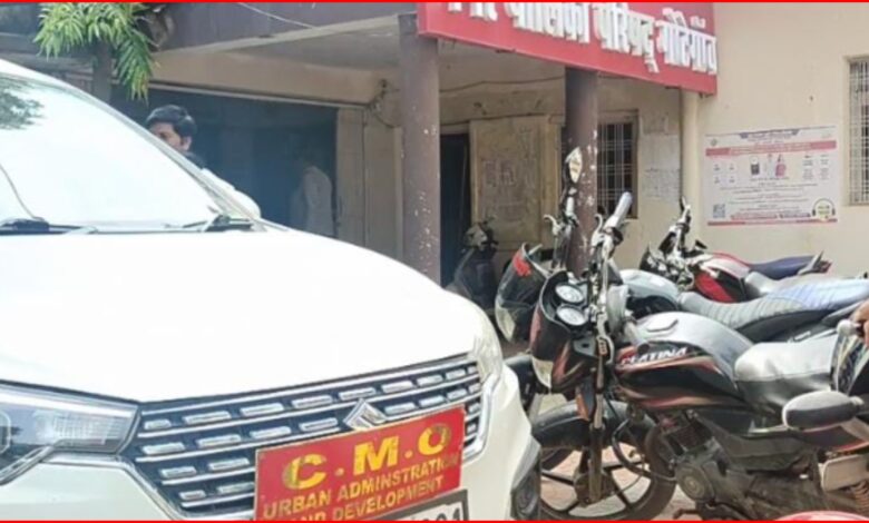नगर पालिका में 4 महीने से वेतन को तरस रहे कर्मचारी : CMO ने शासन से मांगा विशेष अनुदान, सेवाएं भी ठप होने की कगार पर 1 InCollage 20260804 222938990