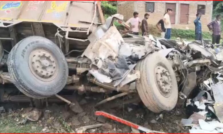 NH-30 पर भीषण हादसा: संगमरमर से लदा ट्रक पलटा : खलासी की दर्दनाक मौत, चालक गंभीर 1 InCollage 20260805 134403563 1