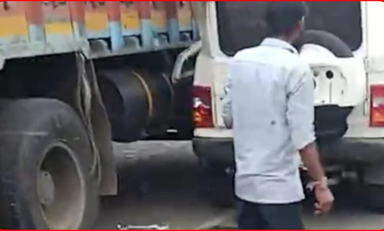 दर्दनाक सड़क हादसा: तेज रफ्तार कार खड़े ट्रक से टकराई, 2 महिलाओं की मौत, 2 गंभीर 1 InCollage 20260806 221658344